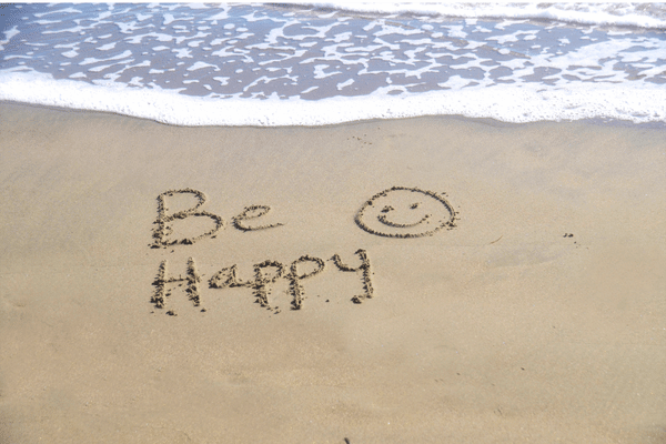 砂浜に書かれたBe happyの文字